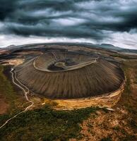 grande Hverfjall volcán cráter es tefra cono o toba anillo volcán en melancólico día en myvatn zona a Islandia foto