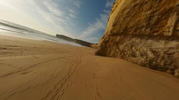 arenoso de praia com uma penhasco dentro Austrália. fpv zangão vídeo. video