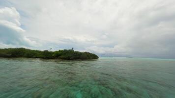 Maldiven klein groen eiland in de oceaan. fpv dar video. video
