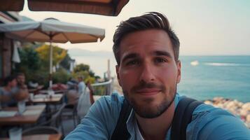 ai generado selfie retrato de un blanco masculino en un hermosa mar lado café fondo, generativo ai foto