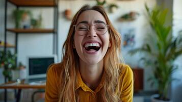 ai generado un blanco mujer riendo en frente de un ordenador portátil en su oficina habitación, antecedentes imagen, generativo ai foto