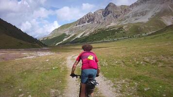 An amateur cycle during a cycling excursion video