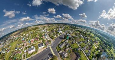 klein planeet in lucht met wolken met uitzicht oud dorp, stedelijk ontwikkeling. transformatie van bolvormig 360 panorama in abstract antenne visie. video