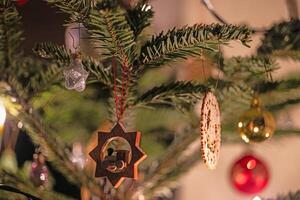 imagen de Navidad árbol decoraciones en un tradicional alemán abeto árbol foto