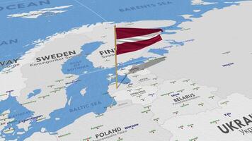 Lettonia bandiera agitando con il mondo carta geografica, senza soluzione di continuità ciclo continuo nel vento, 3d interpretazione video