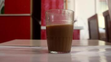 concetto di assunzione un' bicchiere di cappuccino caffè su il tavolo. video