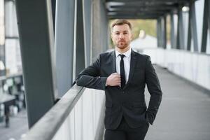 Retrato de un apuesto hombre de negocios foto