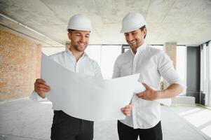 dos joven hombre arquitecto en un edificio construcción sitio foto