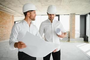 dos joven hombre arquitecto en un edificio construcción sitio foto