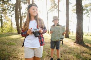 niños exploradores en el bosque. foto
