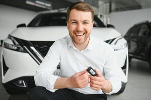 hombre comprando un coche a un sala de exposición foto