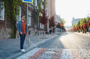 ciego hombre. personas con discapacidad, minusválido persona y todos los días vida. visualmente dañado hombre con caminando palo. foto