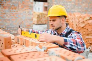 trabajador de la construcción en uniforme y equipo de seguridad tiene trabajo en la construcción foto