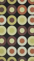 verticale video - di moda retrò Anni '70 geometrico sfondo con colorato lampeggiante cerchi nel Vintage ▾ colori - Marrone, beige e verde. Questo elegante movimento sfondo animazione è HD e un' senza soluzione di continuità ciclo continuo.