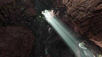 uma hipnotizante viga do luz iluminador uma misterioso caverna video