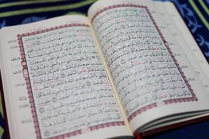 corán, Alabama corán, islámico antecedentes para eid al-fitr eid al-adha. abierto página de Al Quran. islámico concepto foto