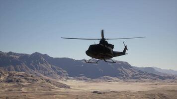 un helicóptero es volador terminado un montaña rango video