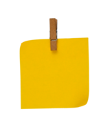 amarelo Nota papel com madeira grampo isolado png