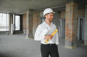 cerca arriba ingenieros trabajando en un edificio sitio participación un planos.ingenieria y arquitectura concepto foto