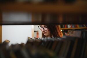 Retrato de una chica estudiante estudiando en la biblioteca foto