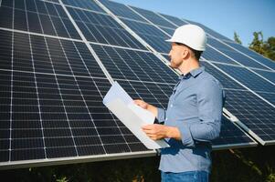 solar poder planta. ingeniero en un antecedentes de fotovoltaica paneles Ciencias solar energía. foto