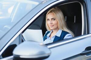 retrato de negocio elegante de edad mediana mujer en coche. foto