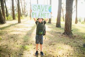 demostración en contra global calentamiento y contaminación. niño chico haciendo protesta acerca de clima cambiar, el plastico problemas, global calentamiento, contaminación. salvar el planeta póster. clima huelga. eco activismo. foto