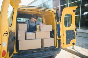 joven entrega hombre mensajero en uniforme sostener documentos portapapeles comprobación lista paquete o empaquetar enviar cajas cerca un coche para Servicio envío a cliente, en línea compras Servicio conceptos. foto