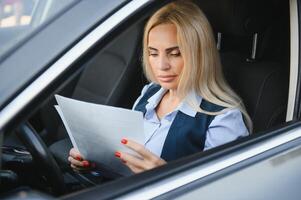 Moda negocio mujer con financiero documentos por su coche foto