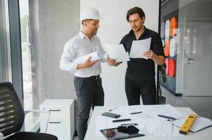 los ingenieros ayudan a diseñar el trabajo en planos y colaboran en el análisis estructural de los tipos de proyectos. foto