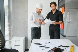 los ingenieros ayudan a diseñar el trabajo en planos y colaboran en el análisis estructural de los tipos de proyectos. foto