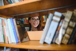 Retrato de una chica estudiante estudiando en la biblioteca foto