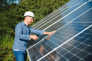 trabajador técnico conectando pesado solar foto voltaico paneles a alto acero plataforma. exterior solar sistema instalación, alternativa renovable verde energía Generacion concepto