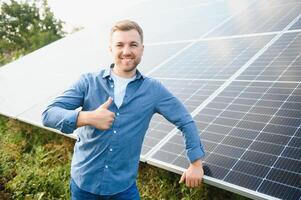 el solar granja solar panel con ingeniero cheque el operación de el sistema, alternativa energía a conservar el del mundo energía, fotovoltaica módulo idea para limpiar energía producción foto