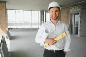 cerca arriba ingenieros trabajando en un edificio sitio participación un planos.ingenieria y arquitectura concepto foto