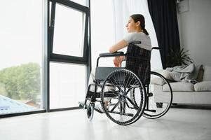 joven mujer en silla de ruedas a hogar foto