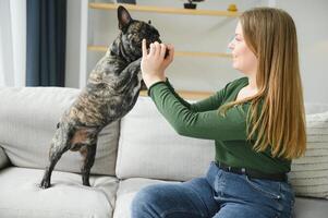 joven mujer con su perro a hogar. encantador mascota foto