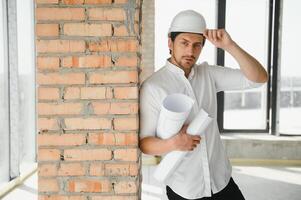 cerca arriba ingenieros trabajando en un edificio sitio participación un planos.ingenieria y arquitectura concepto foto