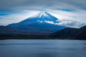 monte. fuji en dramático azul cielo antecedentes con otoño follaje a tiempo de día en fujikawaguchiko, Japón. foto