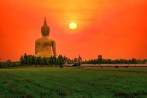 grande estatua Buda imagen a puesta de sol en sur de Tailandia foto