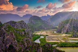 hermosa caliza montaña y bosque a puesta de sol en campo, tailandia foto