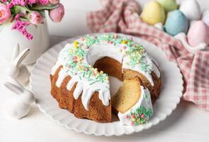 Pascua de Resurrección bundt pastel con Pascua de Resurrección huevos foto