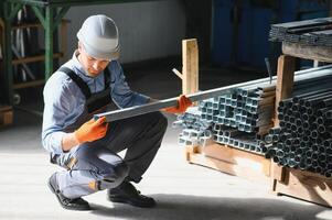 profesional tela obrero. metal Procesando planta. un trabajador a un metal perfil depósito. foto