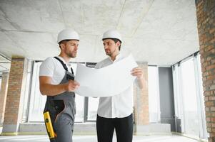 ver de un trabajador y arquitecto acecho algunos detalles en un construcción foto