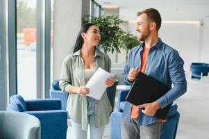 sonriente gente de negocios trabajo colaborar en computadora, idea genial terminado empresa puesta en marcha a oficina reunión. motivado diverso colegas Mira a ordenador portátil pantalla discutir negocio proyecto ideas juntos foto