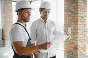 construcción concepto de ingeniero y arquitecto trabajando a construcción sitio con azul impresión. foto