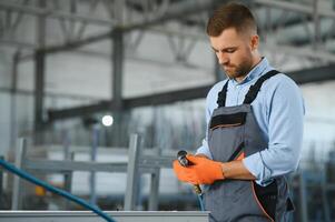 fábrica para aluminio y cloruro de polivinilo ventanas y puertas producción. manual trabajador montaje cloruro de polivinilo ventanas y puertas foto