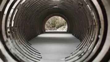 ai gegenereerd onderzoeken een lang tunnel met een loopbrug uitrekken door het ervaring de griezelig atmosfeer net zo de camera reizen door haar diepten, een video tour in de omgeving van de mysterieus zwart gat