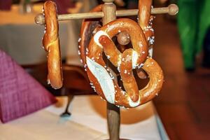 de cerca de salado pretzels en tradicional alemán y austriaco estilo en un cafetería. foto