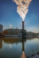 el térmico poder planta Salsburgo mitte es situado en el bancos de el salzach. foto